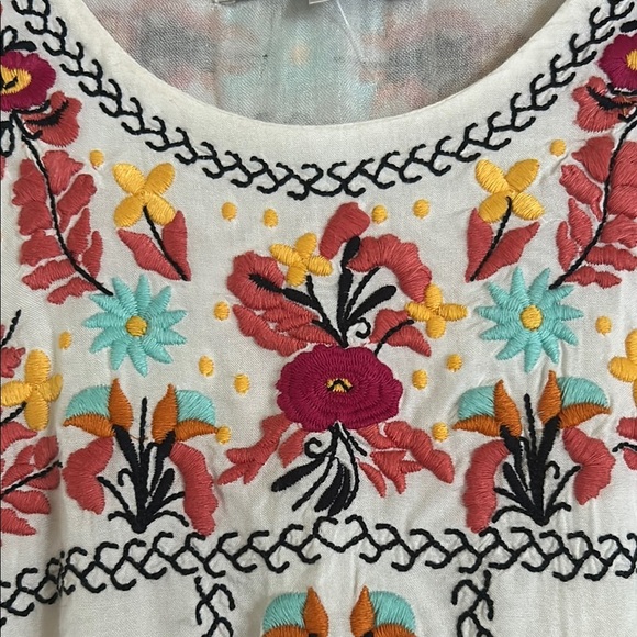 Embroidered Sleeveless White Dress - Picture 3 of 9